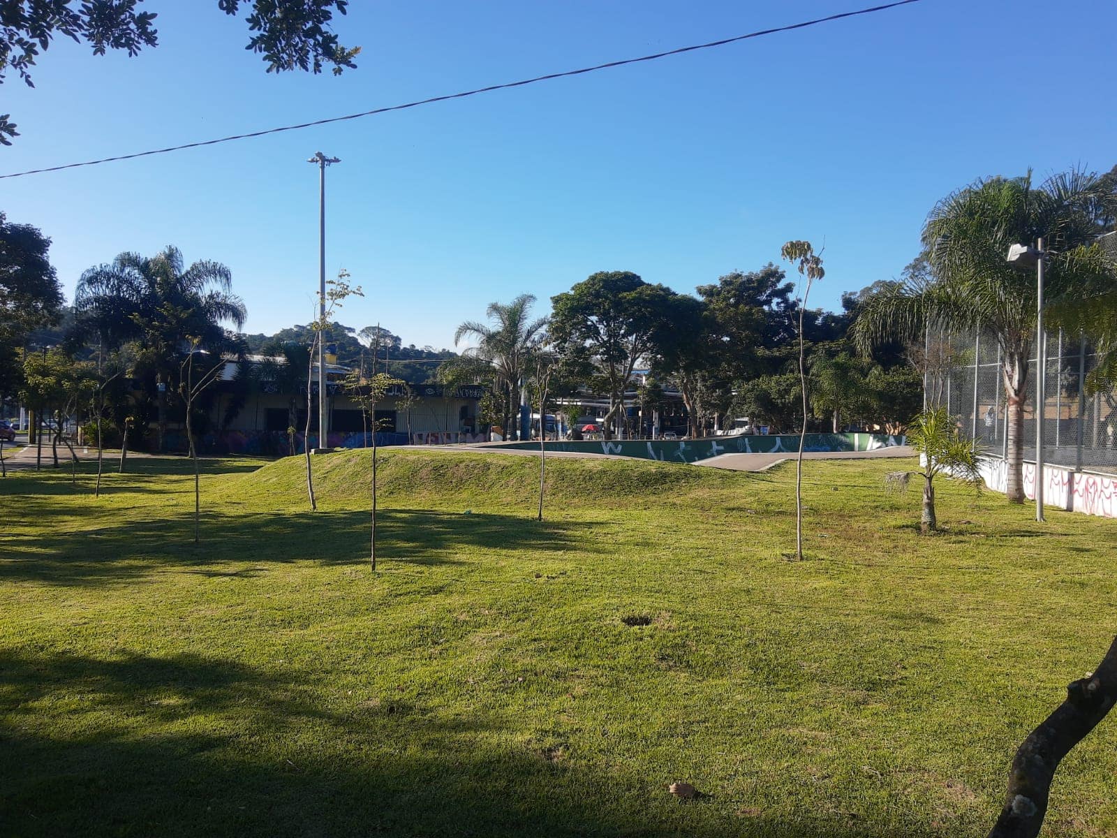 Subprefeitura remove moradores de rua e desmonta barracos em quadra de esportes invadida no Grajaú