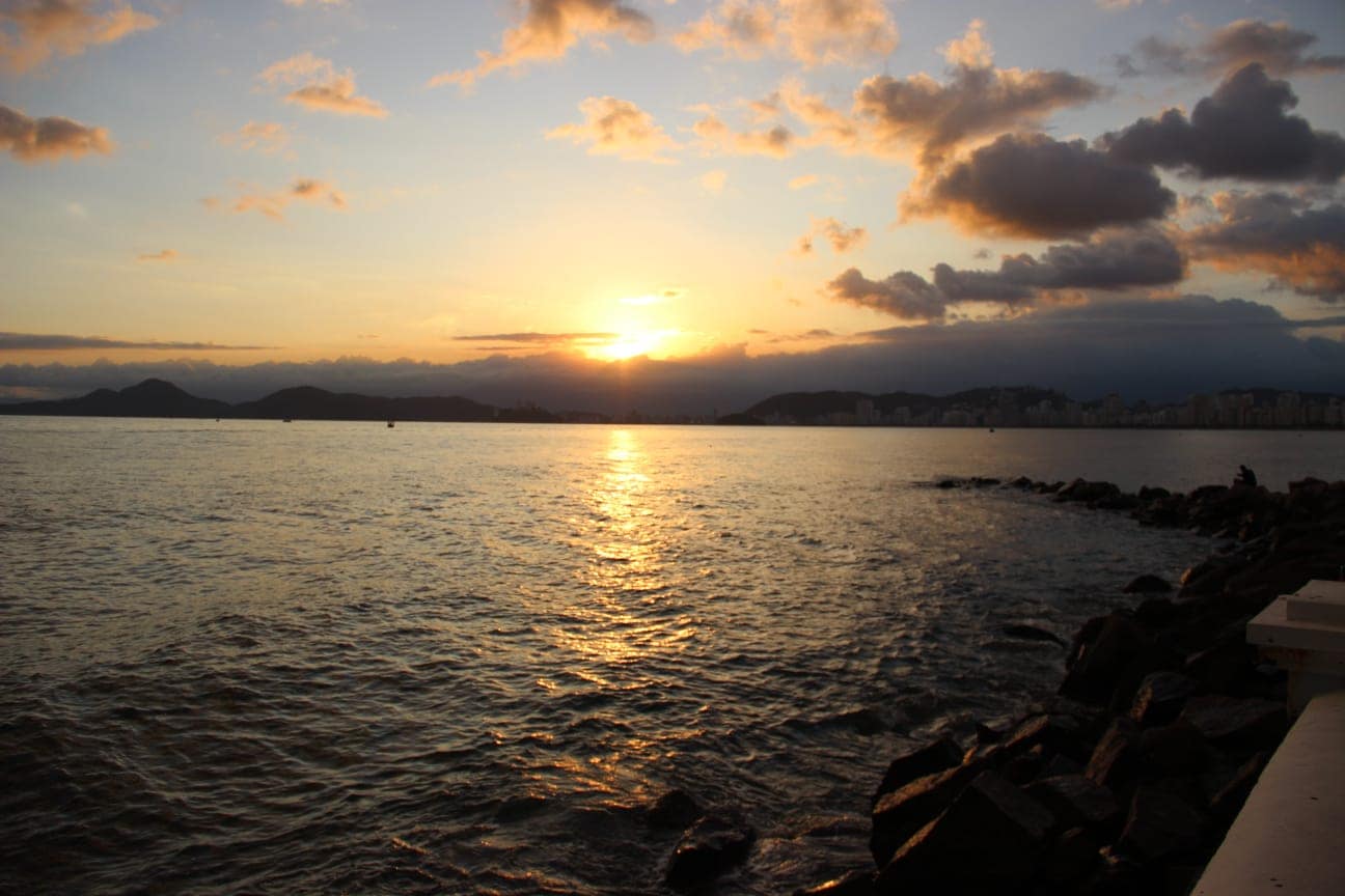Feriado de Tiradentes com temperatura de verão em Santos atrai turistas
