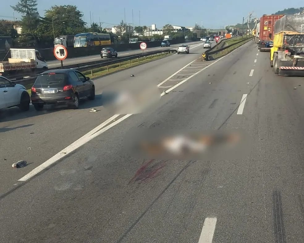 Colisão lateral entre moto e carreta deixa dois mortos no litoral de São Paulo