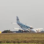 Avião bimotor toca pista com bico após problema no trem de pouso em Sorocaba