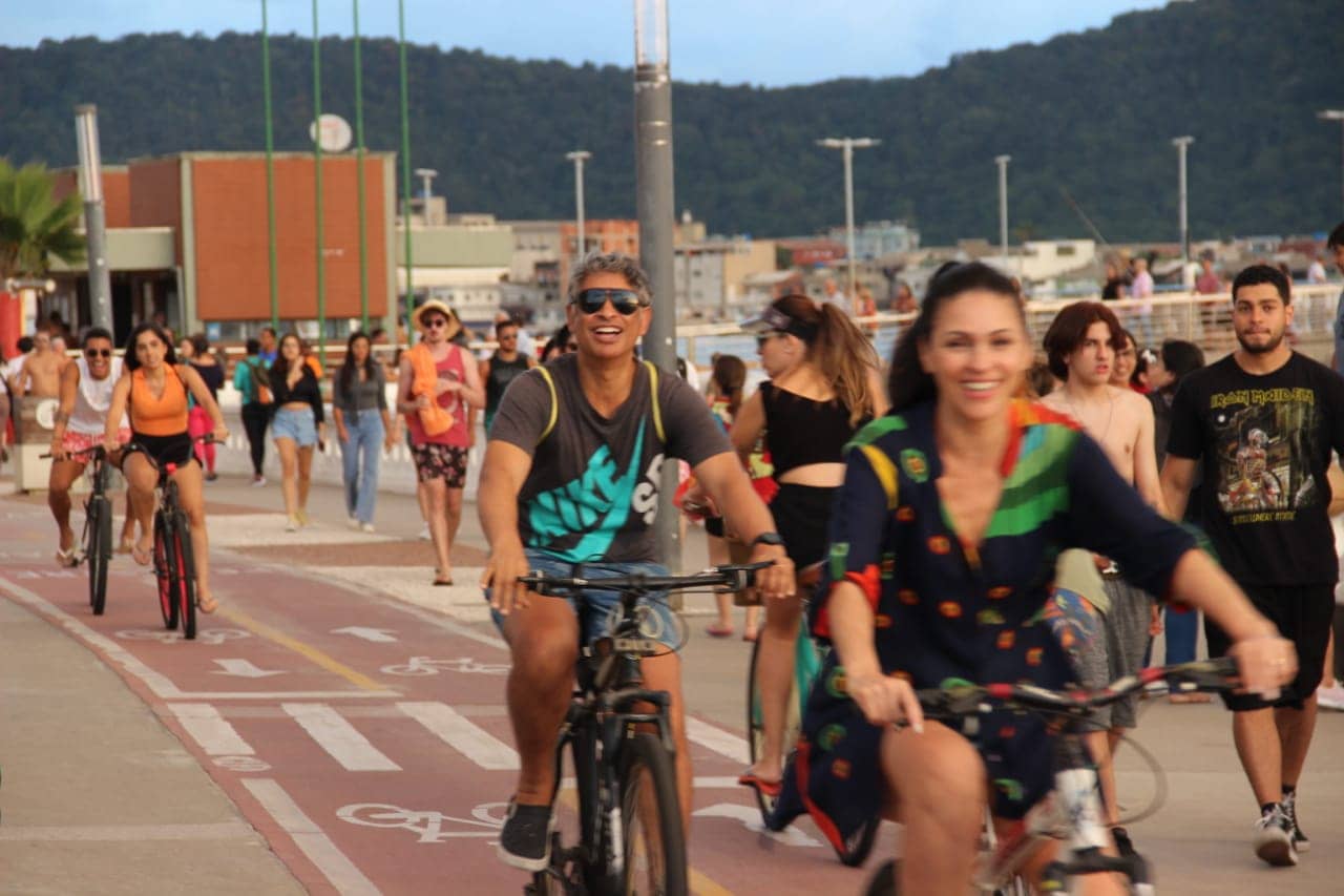 Feriado de Tiradentes com temperatura de verão em Santos atrai turistas