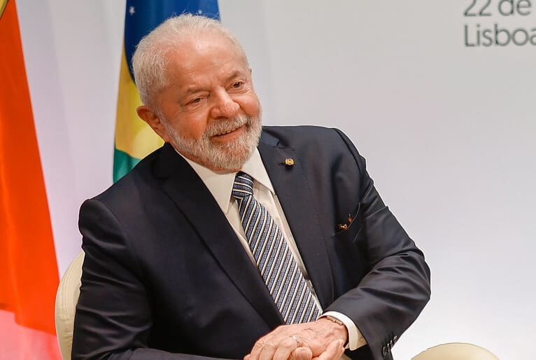 Lula critica taxa básica de juros do Brasil e pede redução para impulsionar economia