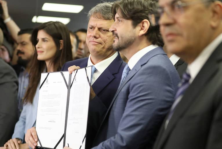 Governador de São Paulo entrega proposta de reajuste salarial para policiais do Estado