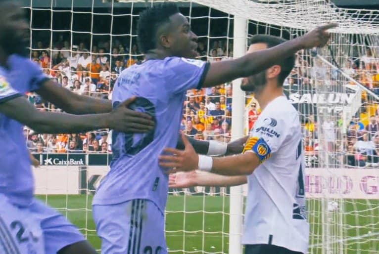 Gritos racistas contra Vinícius Júnior interrompem partida do Real Madrid