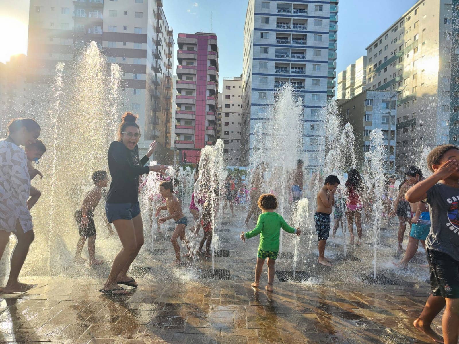 Fonte interativa atrai multidão na orla de Praia Grande, no litoral de São Paulo