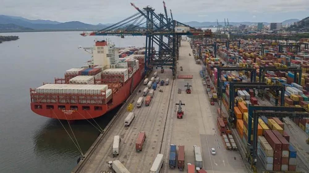 Frente fria interrompe operações no Porto de Santos, o maior da América Latina